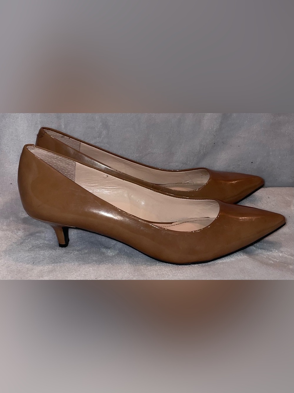 Vince Camuto Womens Size 8.5 Maureen Tan Patent Leather Kitten Heels Pointed Toe - Picture 3 of 12